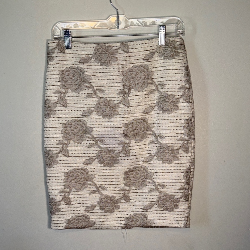 Ann Taylor Beige Floral Pencil Skirt Size 6 Petite Cream Romantic Floral Date